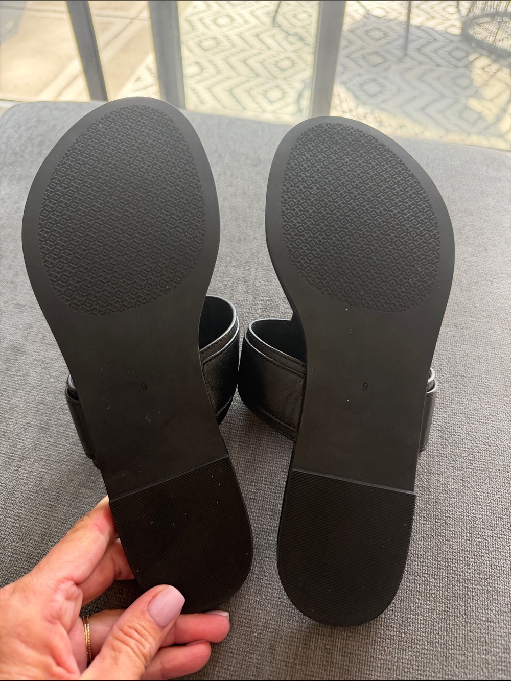Tory Burch Black Leather Thong Sandals with Gold Logo - Picture 3 of 4